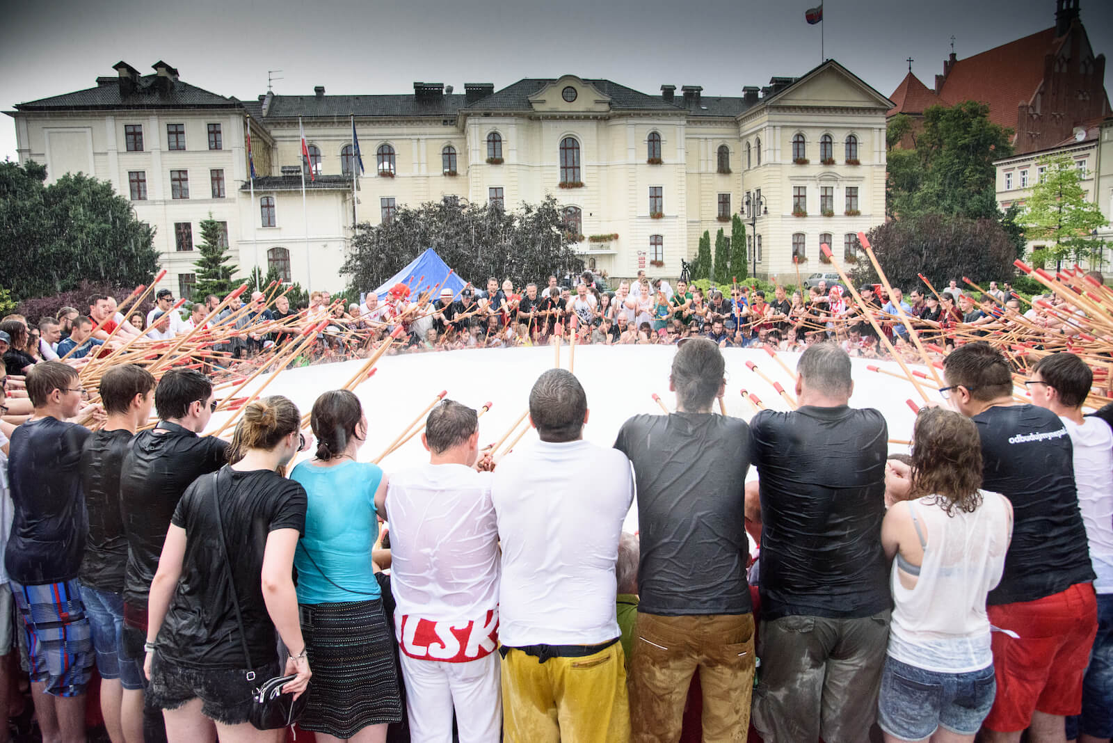 Bydgoszcz bije Rekord Guinnessa w graniu na największym bębnie na świecie (2016 r.)