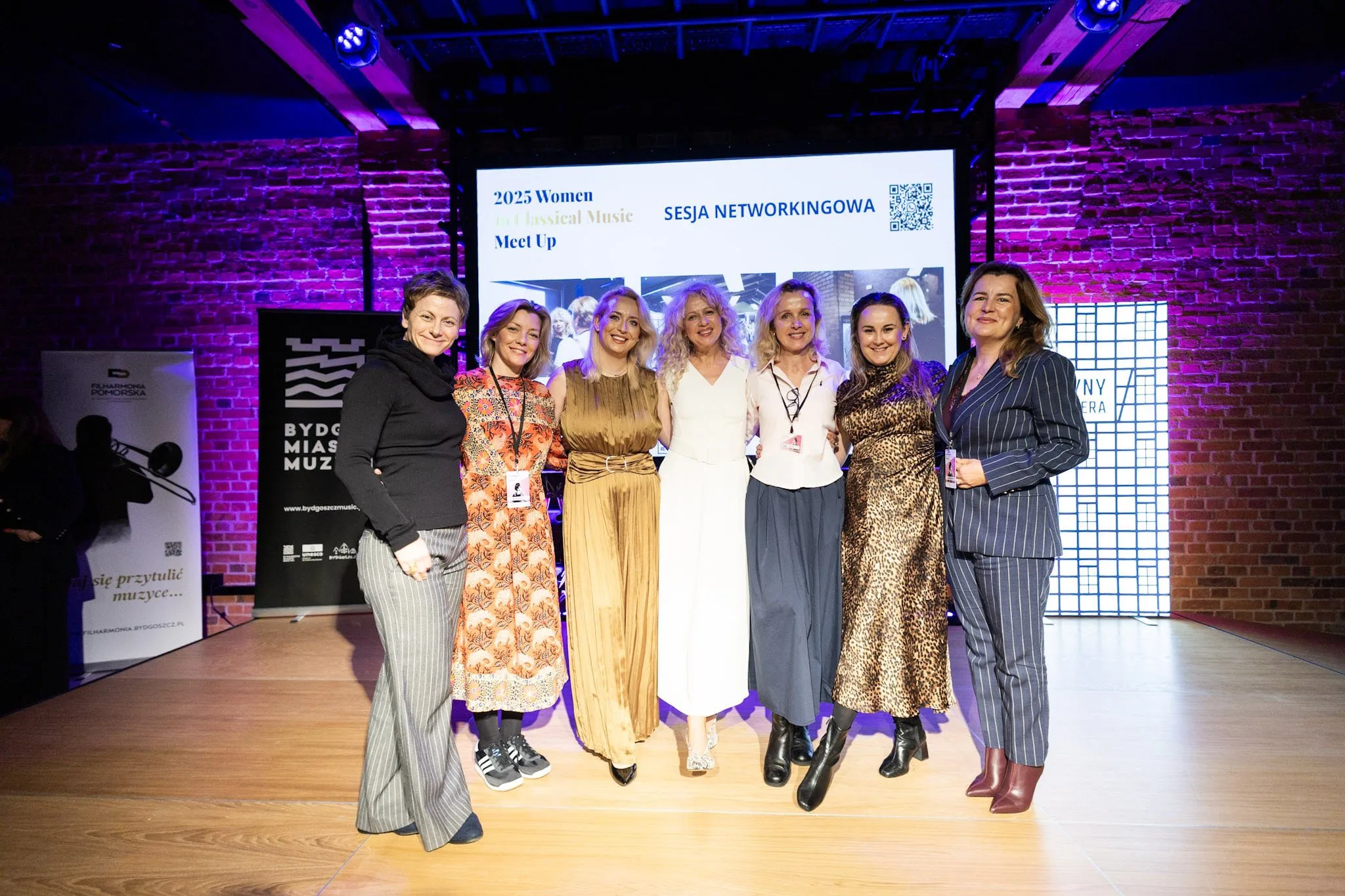 kobiety na tle ekranu z prezentacją